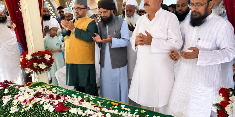Jamshedpur urs : कायदे अहले सुन्नत, रईसुल कलम अल्लामा अरशद कादरी रहमतुल्लाह अलैह के 25वें सालाना उर्स पर अखिल भारतीय नातिया मुशायरे का आयोजन, देशभर के मशहूर नातख्वानों और शायरों ने पेश किया नातिया कलाम Jamshedpur urs : कायदे अहले सुन्नत, रईसुल कलम अल्लामा अरशद कादरी रहमतुल्लाह अलैह के 25वें सालाना उर्स पर अखिल भारतीय नातिया मुशायरे का आयोजन, देशभर के मशहूर नातख्वानों और शायरों ने पेश किया नातिया कलाम