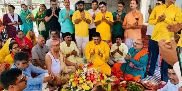 Jamshedpur mla saryu roy puja : श्रावण के प्रथम दिन गोलमुरी श्री लक्ष्मीनारायण मंदिर में सरयू राय ने किया रुद्राभिषेक, जनकल्याण की कामना
