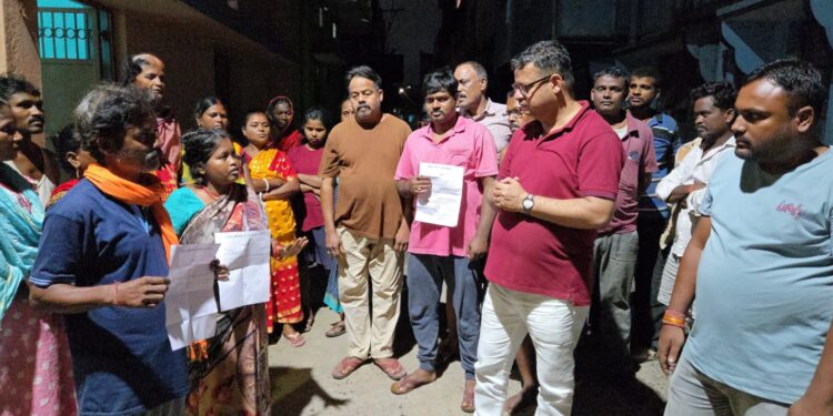 Jamshedpur mango encroachment drive : मानगो के अंचल अधिकारी ने दर्जनों मकानो को 4 अगस्त को ढाहने का दिया नोटिस, अतिक्रमण हटाने को लेकर कार्रवाई तेज Jamshedpur mango encroachment drive : मानगो के अंचल अधिकारी ने दर्जनों मकानो को 4 अगस्त को ढाहने का दिया नोटिस, अतिक्रमण हटाने को लेकर कार्रवाई तेज