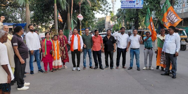 Jamshedpur sonari bjp : भाजपा के सोनारी मंडल ने निकाला मशाल जुलूस, सरकार का किया विरोध Jamshedpur sonari bjp : भाजपा के सोनारी मंडल ने निकाला मशाल जुलूस, सरकार का किया विरोध