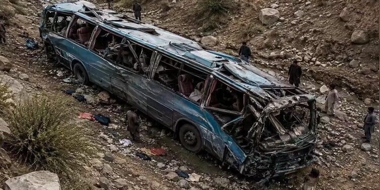 40 died in bus accident in pak : पाकिस्तान में बस पहाड़ से नीचे गिरने से 40 लोगों की मौत, भयानक हादसे में 8 अन्य यात्री गंभीर रूप से जख्मी, पख्तूनख्वा के डेरा इस्माइल खान क्षेत्र में हुआ हादसा
