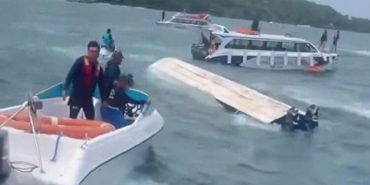 15 indians died in vietnamese speedboat accident : वियतनाम में स्पीड बोट पलटने से 15 भारतीय पर्यटकों की मौत, बोट में सवार 36 लोगो में से 21 को बचा लिया गया 15 indians died in vietnamese speedboat accident : वियतनाम में स्पीड बोट पलटने से 15 भारतीय पर्यटकों की मौत, बोट में सवार 36 लोगो में से 21 को बचा लिया गया