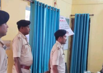 Jamshedpur ssp on surprise inspection : एसएसपी डॉ एहतेशाम वकारिब ने पटमदा व बोड़ाम थानों का किया औचक निरीक्षण, आपराधिक तत्वों व अवैध कारोबार पर सख्ती के दिये निर्देश Jamshedpur ssp on surprise inspection : एसएसपी डॉ एहतेशाम वकारिब ने पटमदा व बोड़ाम थानों का किया औचक निरीक्षण, आपराधिक तत्वों व अवैध कारोबार पर सख्ती के दिये निर्देश