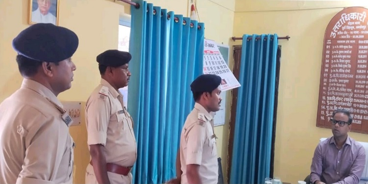 Jamshedpur ssp on surprise inspection : एसएसपी डॉ एहतेशाम वकारिब ने पटमदा व बोड़ाम थानों का किया औचक निरीक्षण, आपराधिक तत्वों व अवैध कारोबार पर सख्ती के दिये निर्देश Jamshedpur ssp on surprise inspection : एसएसपी डॉ एहतेशाम वकारिब ने पटमदा व बोड़ाम थानों का किया औचक निरीक्षण, आपराधिक तत्वों व अवैध कारोबार पर सख्ती के दिये निर्देश