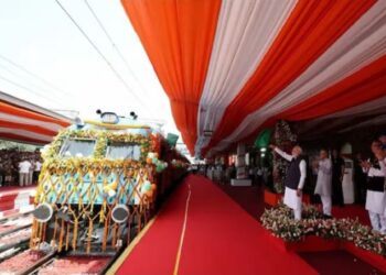Pm modi flags off jind-sonipat hydrogen train : पीएम मोदी ने हाइड्रोजन ट्रेन को हरी झंडी दिखाकर किया रवाना, ट्रेन को बताया ‘मेक इन इंडिया’ अभियान का सफल उदाहरण, हरियाणा में जींद और सोनीपत के बीच चलेगी यह नई ट्रेन
