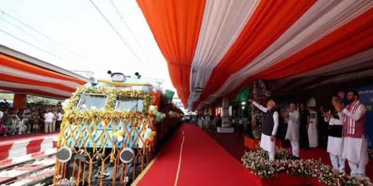 Pm modi flags off jind-sonipat hydrogen train : पीएम मोदी ने हाइड्रोजन ट्रेन को हरी झंडी दिखाकर किया रवाना, ट्रेन को बताया ‘मेक इन इंडिया’ अभियान का सफल उदाहरण, हरियाणा में जींद और सोनीपत के बीच चलेगी यह नई ट्रेन Pm modi flags off jind-sonipat hydrogen train : पीएम मोदी ने हाइड्रोजन ट्रेन को हरी झंडी दिखाकर किया रवाना, ट्रेन को बताया ‘मेक इन इंडिया’ अभियान का सफल उदाहरण, हरियाणा में जींद और सोनीपत के बीच चलेगी यह नई ट्रेन