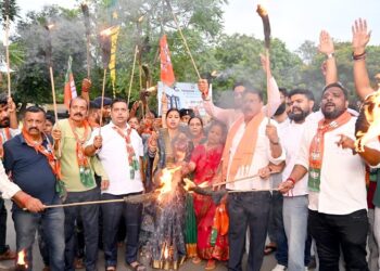 jamshedpur bjp protest : जमशेदपुर भाजपा के लोग सड़क पर उतरे, निकाला मशाल जुलूस, विधायक पूर्णिमा साहू समेत कई दिग्गज हुए शामिल jamshedpur bjp protest : जमशेदपुर भाजपा के लोग सड़क पर उतरे, निकाला मशाल जुलूस, विधायक पूर्णिमा साहू समेत कई दिग्गज हुए शामिल
