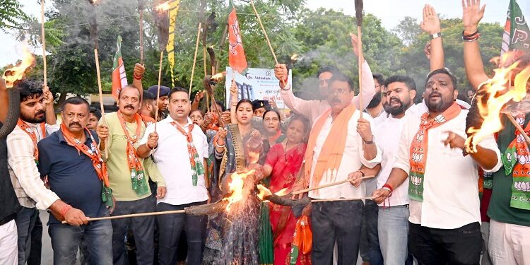 jamshedpur bjp protest : जमशेदपुर भाजपा के लोग सड़क पर उतरे, निकाला मशाल जुलूस, विधायक पूर्णिमा साहू समेत कई दिग्गज हुए शामिल