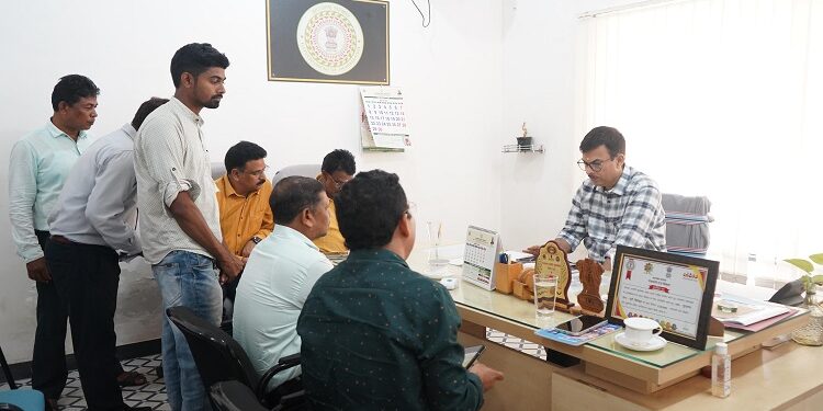 jamshedpur dc inspection : गुड़ाबांदा एवं धालभूमगढ़ प्रखंड-अंचल कार्यालयों का जमशेदपुर के उपायुक्त ने किया निरीक्षण, राजस्व एवं विकास कार्यों की प्रगति का लिया जायजा jamshedpur dc inspection : गुड़ाबांदा एवं धालभूमगढ़ प्रखंड-अंचल कार्यालयों का जमशेदपुर के उपायुक्त ने किया निरीक्षण, राजस्व एवं विकास कार्यों की प्रगति का लिया जायजा