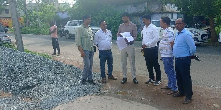West singhbhum road construction inspection : प सिंहभूम के डीडीसी ने अनटाइड फंड से पीसीसी सड़क व नाली निर्माण का किया निरीक्षण, निरीक्षण में संतोषजनक पाया गया सड़क निर्माण का काम