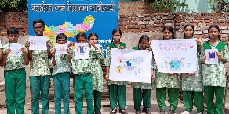 Jamshedpur plastic free campus campaign : जेम्को कालीमाटी उत्क्रमित उच्च विद्यालय में मना प्लास्टिक बैग-मुक्त दिवस, बच्चों ने लिया प्लास्टिक मुक्त परिसर बनाने का संकल्प, बच्चों ने बनाए विषय से संबंधित आकर्षक पोस्टर