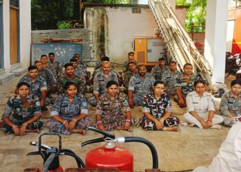 Jharkhand deoghar fire safety training : देवघर में गृह रक्षा वाहिनी के जवानों को दिया गया फायर सेफ्टी का विशेष प्रशिक्षण, जवानों को आपात् स्थितियों से निपटने के लिए तैयार करना था उद्देश्य Jharkhand deoghar fire safety training : देवघर में गृह रक्षा वाहिनी के जवानों को दिया गया फायर सेफ्टी का विशेष प्रशिक्षण, जवानों को आपात् स्थितियों से निपटने के लिए तैयार करना था उद्देश्य