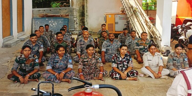 Jharkhand deoghar fire safety training : देवघर में गृह रक्षा वाहिनी के जवानों को दिया गया फायर सेफ्टी का विशेष प्रशिक्षण, जवानों को आपात् स्थितियों से निपटने के लिए तैयार करना था उद्देश्य