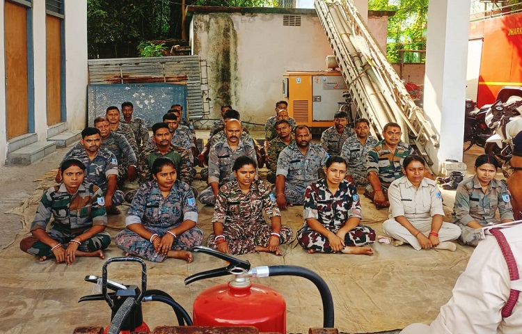 Jharkhand deoghar fire safety training : देवघर में गृह रक्षा वाहिनी के जवानों को दिया गया फायर सेफ्टी का विशेष प्रशिक्षण, जवानों को आपात् स्थितियों से निपटने के लिए तैयार करना था उद्देश्य Jharkhand deoghar fire safety training : देवघर में गृह रक्षा वाहिनी के जवानों को दिया गया फायर सेफ्टी का विशेष प्रशिक्षण, जवानों को आपात् स्थितियों से निपटने के लिए तैयार करना था उद्देश्य