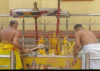 Jamshedpur brahmotsav : श्री वेंकटेश्वर स्वामी के 57वें ब्रह्मोत्सव के दसवें दिन चक्र स्नानम्, वसंतोत्सव का हुआ आयोजन. चंद्रप्रभा वाहन से जुगसलाई क्षेत्र के भ्रमण पर निकले भगवान वेंकटेश्वर, भक्तों पर बरसा आशीष Jamshedpur brahmotsav : श्री वेंकटेश्वर स्वामी के 57वें ब्रह्मोत्सव के दसवें दिन चक्र स्नानम्, वसंतोत्सव का हुआ आयोजन. चंद्रप्रभा वाहन से जुगसलाई क्षेत्र के भ्रमण पर निकले भगवान वेंकटेश्वर, भक्तों पर बरसा आशीष