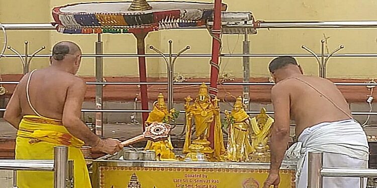 Jamshedpur brahmotsav : श्री वेंकटेश्वर स्वामी के 57वें ब्रह्मोत्सव के दसवें दिन चक्र स्नानम्, वसंतोत्सव का हुआ आयोजन. चंद्रप्रभा वाहन से जुगसलाई क्षेत्र के भ्रमण पर निकले भगवान वेंकटेश्वर, भक्तों पर बरसा आशीष Jamshedpur brahmotsav : श्री वेंकटेश्वर स्वामी के 57वें ब्रह्मोत्सव के दसवें दिन चक्र स्नानम्, वसंतोत्सव का हुआ आयोजन. चंद्रप्रभा वाहन से जुगसलाई क्षेत्र के भ्रमण पर निकले भगवान वेंकटेश्वर, भक्तों पर बरसा आशीष