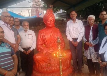 jamshedpur swami vivekanand tribute : टेल्को के भुवनेश्वरी मंदिर के स्वामी विवेकानंद की प्रतिमा पर सामाजिक कार्यकर्ताओं ने किये पुष्प अर्पित, स्वामी विवेकानंद की पुण्यतिथि पर दी श्रद्धांजलि