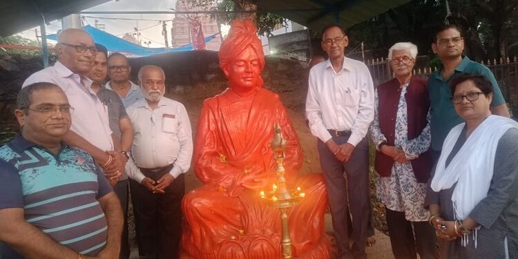 jamshedpur swami vivekanand tribute : टेल्को के भुवनेश्वरी मंदिर के स्वामी विवेकानंद की प्रतिमा पर सामाजिक कार्यकर्ताओं ने किये पुष्प अर्पित, स्वामी विवेकानंद की पुण्यतिथि पर दी श्रद्धांजलि jamshedpur swami vivekanand tribute : टेल्को के भुवनेश्वरी मंदिर के स्वामी विवेकानंद की प्रतिमा पर सामाजिक कार्यकर्ताओं ने किये पुष्प अर्पित, स्वामी विवेकानंद की पुण्यतिथि पर दी श्रद्धांजलि