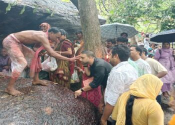 Jamshedpur rural ex mla in kanhaishwar pahad puja : कन्हाईश्वर पहाड़ पूजा में शामिल हुए पूर्व विधायक कुणाल षाड़ंगी, तीन राज्यों के श्रद्धालुओं के साथ की पूजा Jamshedpur rural ex mla in kanhaishwar pahad puja : कन्हाईश्वर पहाड़ पूजा में शामिल हुए पूर्व विधायक कुणाल षाड़ंगी, तीन राज्यों के श्रद्धालुओं के साथ की पूजा