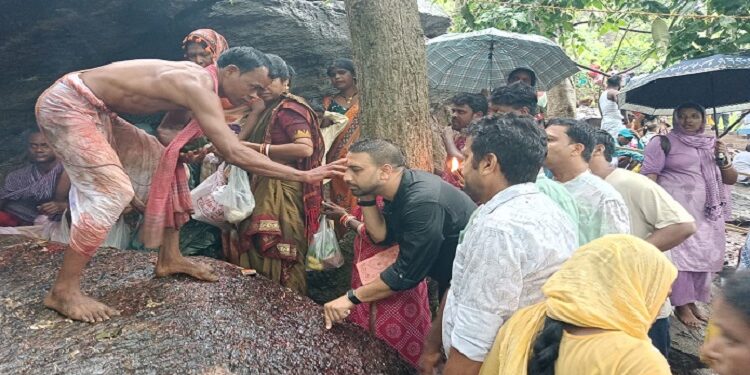 Jamshedpur rural ex mla in kanhaishwar pahad puja : कन्हाईश्वर पहाड़ पूजा में शामिल हुए पूर्व विधायक कुणाल षाड़ंगी, तीन राज्यों के श्रद्धालुओं के साथ की पूजा Jamshedpur rural ex mla in kanhaishwar pahad puja : कन्हाईश्वर पहाड़ पूजा में शामिल हुए पूर्व विधायक कुणाल षाड़ंगी, तीन राज्यों के श्रद्धालुओं के साथ की पूजा
