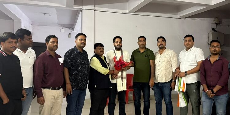 Jamshedpur hiv/aids awareness cycle rally : झारखंड युवा आयोग के अध्यक्ष कुमार गौरव पहुंचे जमशेदपुर, देखीं एचआइवी/एड्स जागरूकता साइकिल रैली की तैयारियां, जिप सदस्य डॉ परितोष सिंह के नेतृत्व में हुआ स्वागत Jamshedpur hiv/aids awareness cycle rally : झारखंड युवा आयोग के अध्यक्ष कुमार गौरव पहुंचे जमशेदपुर, देखीं एचआइवी/एड्स जागरूकता साइकिल रैली की तैयारियां, जिप सदस्य डॉ परितोष सिंह के नेतृत्व में हुआ स्वागत