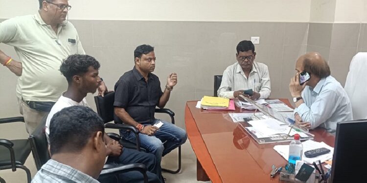 Jamshedpur mgm helth map center in question : सबर मरीज के एक्सरे के लिए एमजीएम के हेल्थ मैप सेंटर ने मांगे पैसे, मरीज के बेटे ने एक्सरे नहीं होने से पिता की मौत का लगाया आरोप,अस्पताल अधीक्षक ने उपाधीक्षक को दिये मामले की जांच के आदेश Jamshedpur mgm helth map center in question : सबर मरीज के एक्सरे के लिए एमजीएम के हेल्थ मैप सेंटर ने मांगे पैसे, मरीज के बेटे ने एक्सरे नहीं होने से पिता की मौत का लगाया आरोप,अस्पताल अधीक्षक ने उपाधीक्षक को दिये मामले की जांच के आदेश