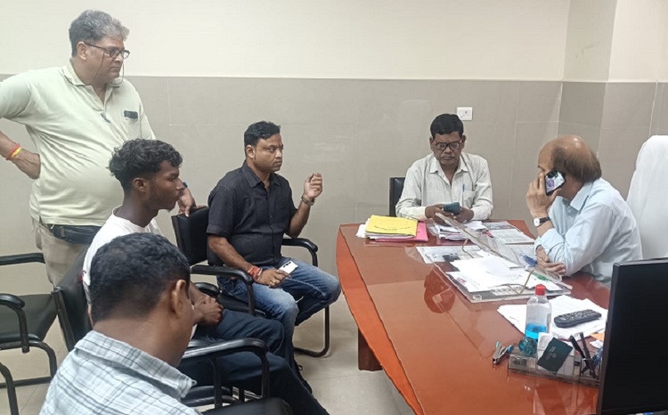 Jamshedpur mgm helth map center in question : सबर मरीज के एक्सरे के लिए एमजीएम के हेल्थ मैप सेंटर ने मांगे पैसे, मरीज के बेटे ने एक्सरे नहीं होने से पिता की मौत का लगाया आरोप,अस्पताल अधीक्षक ने उपाधीक्षक को दिये मामले की जांच के आदेश Jamshedpur mgm helth map center in question : सबर मरीज के एक्सरे के लिए एमजीएम के हेल्थ मैप सेंटर ने मांगे पैसे, मरीज के बेटे ने एक्सरे नहीं होने से पिता की मौत का लगाया आरोप,अस्पताल अधीक्षक ने उपाधीक्षक को दिये मामले की जांच के आदेश