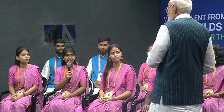 jamshedpur proud : जमशेदपुर की बेटी तनीषा गौतम ने पीएम मोदी से किया सीधा संवाद, ‘मेड इन इंडिया’ सेमीकंडक्टर चिप लॉञ्च की बनीं गवाह, बोले – बेटियों ने किया प्रभावित