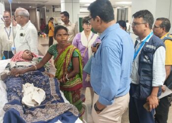 Jamshedpur patient detected brain malaria effected : पोटका से गंभीर हालत में एमजीएम आई मरीज ब्रेन मलेरिया से पीड़ित, वरीय चिकित्सकों की सलाह पर हो रहा मरीज का इलाज Jamshedpur patient detected brain malaria effected : पोटका से गंभीर हालत में एमजीएम आई मरीज ब्रेन मलेरिया से पीड़ित, वरीय चिकित्सकों की सलाह पर हो रहा मरीज का इलाज