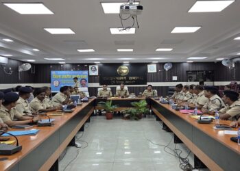 Jamshedpur ssp meeting : जमशेदपुर एसएसपी ने मातहत पुलिस अधिकारियों के साथ की समीक्षा बैठक, समन्वय व टीम के रूप में कार्य करने के निर्देश, अवैध गतिविधियां बरदाश्त नहीं Jamshedpur ssp meeting : जमशेदपुर एसएसपी ने मातहत पुलिस अधिकारियों के साथ की समीक्षा बैठक, समन्वय व टीम के रूप में कार्य करने के निर्देश, अवैध गतिविधियां बरदाश्त नहीं