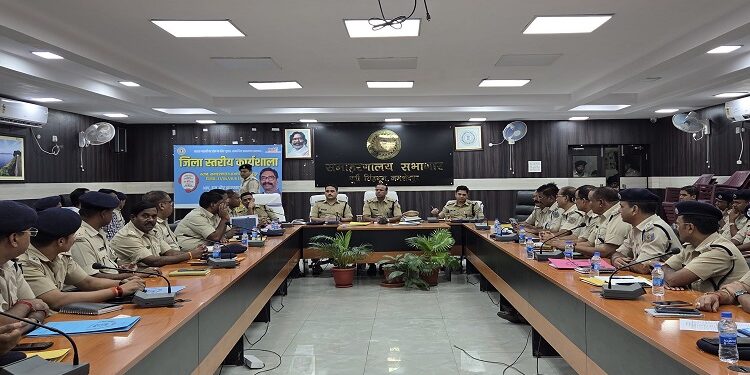 Jamshedpur ssp meeting : जमशेदपुर एसएसपी ने मातहत पुलिस अधिकारियों के साथ की समीक्षा बैठक, समन्वय व टीम के रूप में कार्य करने के निर्देश, अवैध गतिविधियां बरदाश्त नहीं Jamshedpur ssp meeting : जमशेदपुर एसएसपी ने मातहत पुलिस अधिकारियों के साथ की समीक्षा बैठक, समन्वय व टीम के रूप में कार्य करने के निर्देश, अवैध गतिविधियां बरदाश्त नहीं