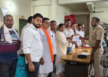Jamshedpur rural bjp : चाकुलिया भाजपा मंडल कमेटी ने थाना प्रभारी के नाम 6 सूत्री मांग पत्र सौंपा, क्षेत्र में बढ़ते अपराधों की रोकथाम की रखी गई मांग Jamshedpur rural bjp : चाकुलिया भाजपा मंडल कमेटी ने थाना प्रभारी के नाम 6 सूत्री मांग पत्र सौंपा, क्षेत्र में बढ़ते अपराधों की रोकथाम की रखी गई मांग