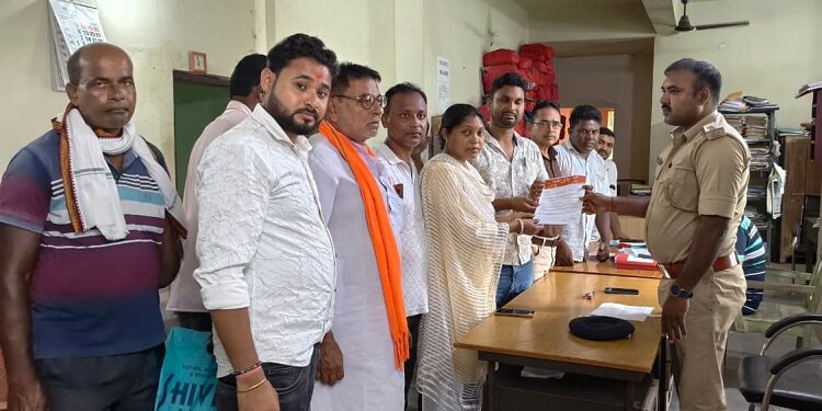 Jamshedpur rural bjp : चाकुलिया भाजपा मंडल कमेटी ने थाना प्रभारी के नाम 6 सूत्री मांग पत्र सौंपा, क्षेत्र में बढ़ते अपराधों की रोकथाम की रखी गई मांग