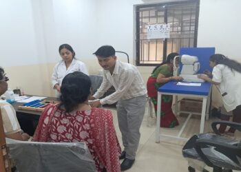 Jamshedpur eye checkup camp : शारदा नेत्रालय की ओर से गंगाराम दास अस्पताल में लगा नेत्र जांच शिविर, 78 मरीजों की आंखों की जांच कर दी गई सलाह Jamshedpur eye checkup camp : शारदा नेत्रालय की ओर से गंगाराम दास अस्पताल में लगा नेत्र जांच शिविर, 78 मरीजों की आंखों की जांच कर दी गई सलाह