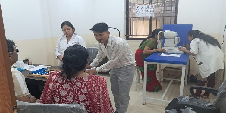 Jamshedpur eye checkup camp : शारदा नेत्रालय की ओर से गंगाराम दास अस्पताल में लगा नेत्र जांच शिविर, 78 मरीजों की आंखों की जांच कर दी गई सलाह Jamshedpur eye checkup camp : शारदा नेत्रालय की ओर से गंगाराम दास अस्पताल में लगा नेत्र जांच शिविर, 78 मरीजों की आंखों की जांच कर दी गई सलाह