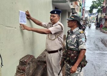 Jamshedpur police pests notice : आजादनगर पुलिस ने धोखाधड़ी एवं ठगी के आरोपी के घर इश्तेहार चिपकाया, जमशेदपुर कोर्ट ने फरार आरोपी के खिलाफ निर्गत किया है इश्तेहार