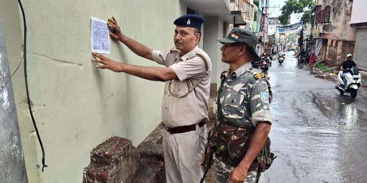 Jamshedpur police pests notice : आजादनगर पुलिस ने धोखाधड़ी एवं ठगी के आरोपी के घर इश्तेहार चिपकाया, जमशेदपुर कोर्ट ने फरार आरोपी के खिलाफ निर्गत किया है इश्तेहार