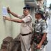 Jamshedpur police pests notice : आजादनगर पुलिस ने धोखाधड़ी एवं ठगी के आरोपी के घर इश्तेहार चिपकाया, जमशेदपुर कोर्ट ने फरार आरोपी के खिलाफ निर्गत किया है इश्तेहार