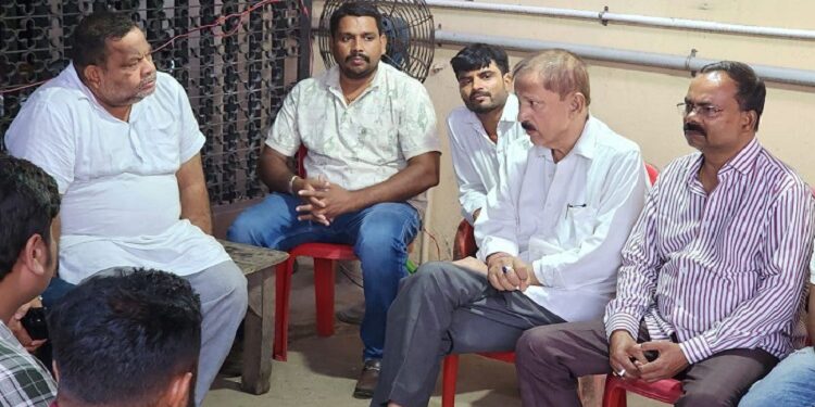 Jamshedpur mla condoles : विधायक मंगल कालिंदी ने हिमांशु सिंह के शोकाकुल परिजनों से की मुलाकात, घटना पर जताया दुख, दी सांत्वना