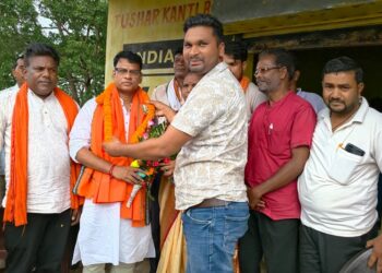 Jamshedpur rural bangal mla welcomed : चाकुलिया के भाजपाइयों ने पश्चिम बंगाल के विधायक प्रणत टुडू का किया स्वागत, कन्हाईश्वर पहाड़ पूजा में शामिल होने आये थे विधायक Jamshedpur rural bangal mla welcomed : चाकुलिया के भाजपाइयों ने पश्चिम बंगाल के विधायक प्रणत टुडू का किया स्वागत, कन्हाईश्वर पहाड़ पूजा में शामिल होने आये थे विधायक