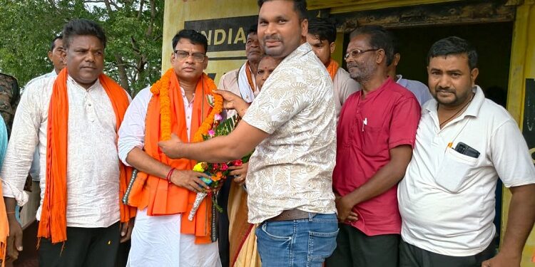 Jamshedpur rural bangal mla welcomed : चाकुलिया के भाजपाइयों ने पश्चिम बंगाल के विधायक प्रणत टुडू का किया स्वागत, कन्हाईश्वर पहाड़ पूजा में शामिल होने आये थे विधायक Jamshedpur rural bangal mla welcomed : चाकुलिया के भाजपाइयों ने पश्चिम बंगाल के विधायक प्रणत टुडू का किया स्वागत, कन्हाईश्वर पहाड़ पूजा में शामिल होने आये थे विधायक