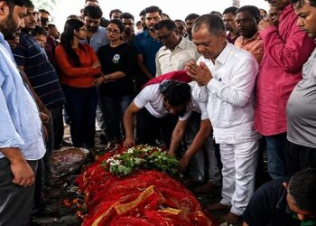 Adityapur purendra narayan condoles : टाटा वर्कर्स यूनियन अध्यक्ष संजीव चौधरी की पत्नी का पार्वती घाट में हुआ अंतिम संस्कार, पूर्व नप उपाध्यक्ष पुरेंद्र नारायण ने संजीव दिवंगत आत्मा को दी श्रद्धांजलि