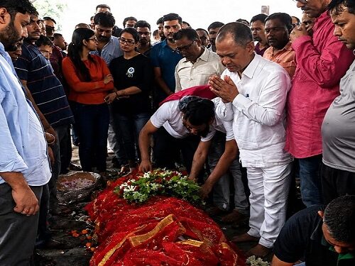 Adityapur purendra narayan condoles : टाटा वर्कर्स यूनियन अध्यक्ष संजीव चौधरी की पत्नी का पार्वती घाट में हुआ अंतिम संस्कार, पूर्व नप उपाध्यक्ष पुरेंद्र नारायण ने संजीव दिवंगत आत्मा को दी श्रद्धांजलि Adityapur purendra narayan condoles : टाटा वर्कर्स यूनियन अध्यक्ष संजीव चौधरी की पत्नी का पार्वती घाट में हुआ अंतिम संस्कार, पूर्व नप उपाध्यक्ष पुरेंद्र नारायण ने संजीव दिवंगत आत्मा को दी श्रद्धांजलि