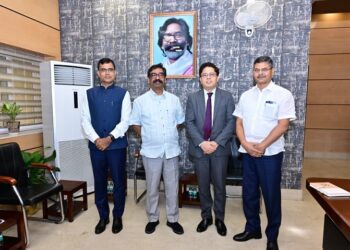 jharkhand cm meets IFS officers : मुख्यमंत्री हेमन्त सोरेन से भारतीय विदेश सेवा के अधिकारी मोहम्मद शाहिद आलम एवं सुशील प्रसाद ने की शिष्टाचार मुलाकात की, कई मुद्दों पर चर्चा