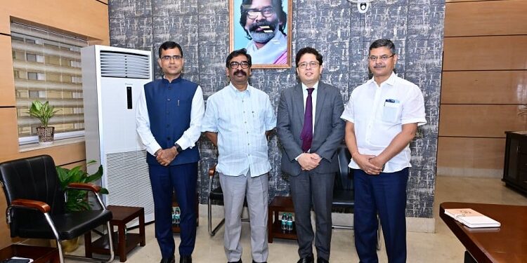 jharkhand cm meets IFS officers : मुख्यमंत्री हेमन्त सोरेन से भारतीय विदेश सेवा के अधिकारी मोहम्मद शाहिद आलम एवं सुशील प्रसाद ने की शिष्टाचार मुलाकात की, कई मुद्दों पर चर्चा