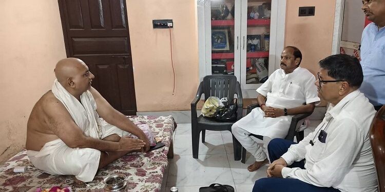 jharkhand ex cm raghuvar das : झारखंड के पूर्व मुख्यमंत्री रघुवर दास टाटा वर्कर्स यूनियन के अध्यक्ष संजीव चौधरी टुन्नु के घर पहुंचे, पत्नी के निधन पर जताया शोक jharkhand ex cm raghuvar das : झारखंड के पूर्व मुख्यमंत्री रघुवर दास टाटा वर्कर्स यूनियन के अध्यक्ष संजीव चौधरी टुन्नु के घर पहुंचे, पत्नी के निधन पर जताया शोक