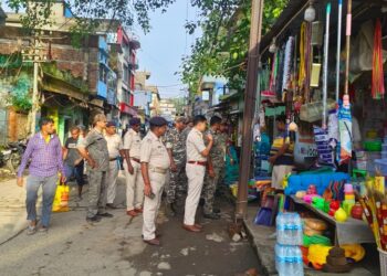 Chandil police patrolling : चांडिल पुलिस ने बाजार क्षेत्र में की पैदल गश्त, लोगों से की अतिक्रमण नहीं करने की अपील