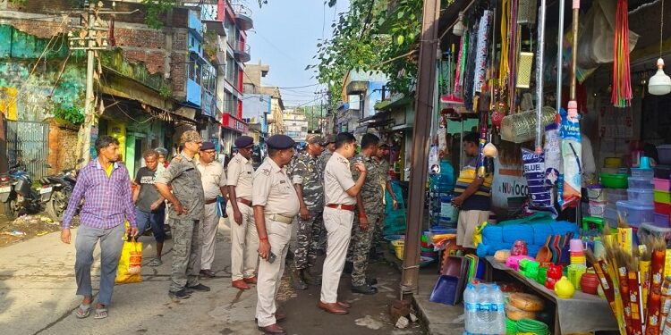 Chandil police patrolling : चांडिल पुलिस ने बाजार क्षेत्र में की पैदल गश्त, लोगों से की अतिक्रमण नहीं करने की अपील Chandil police patrolling : चांडिल पुलिस ने बाजार क्षेत्र में की पैदल गश्त, लोगों से की अतिक्रमण नहीं करने की अपील