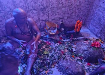 Jamshedpur rural gotashila pahad puja : चाकुलिया के गोटाशिला पहाड़ पूजा में उमड़ी भक्तों की भीड़, विधायक समीर मोहंती भी हुए पूजा में शामिल Jamshedpur rural gotashila pahad puja : चाकुलिया के गोटाशिला पहाड़ पूजा में उमड़ी भक्तों की भीड़, विधायक समीर मोहंती भी हुए पूजा में शामिल