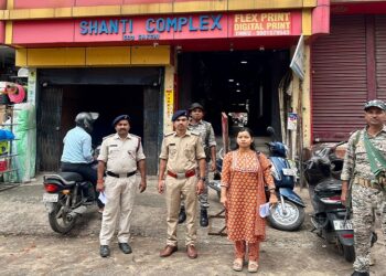jamshedpur fire enquiry : जमशेदपुर के उपायुक्त के निर्देशानुसार शहरी क्षेत्र के विभिन्न प्रतिष्ठानों में की गई अग्नि सुरक्षा मानकों की सघन जांच, छह टीमों ने अलग-अलग संस्थान व प्रतिष्ठान का किया औचक निरीक्षण jamshedpur fire enquiry : जमशेदपुर के उपायुक्त के निर्देशानुसार शहरी क्षेत्र के विभिन्न प्रतिष्ठानों में की गई अग्नि सुरक्षा मानकों की सघन जांच, छह टीमों ने अलग-अलग संस्थान व प्रतिष्ठान का किया औचक निरीक्षण